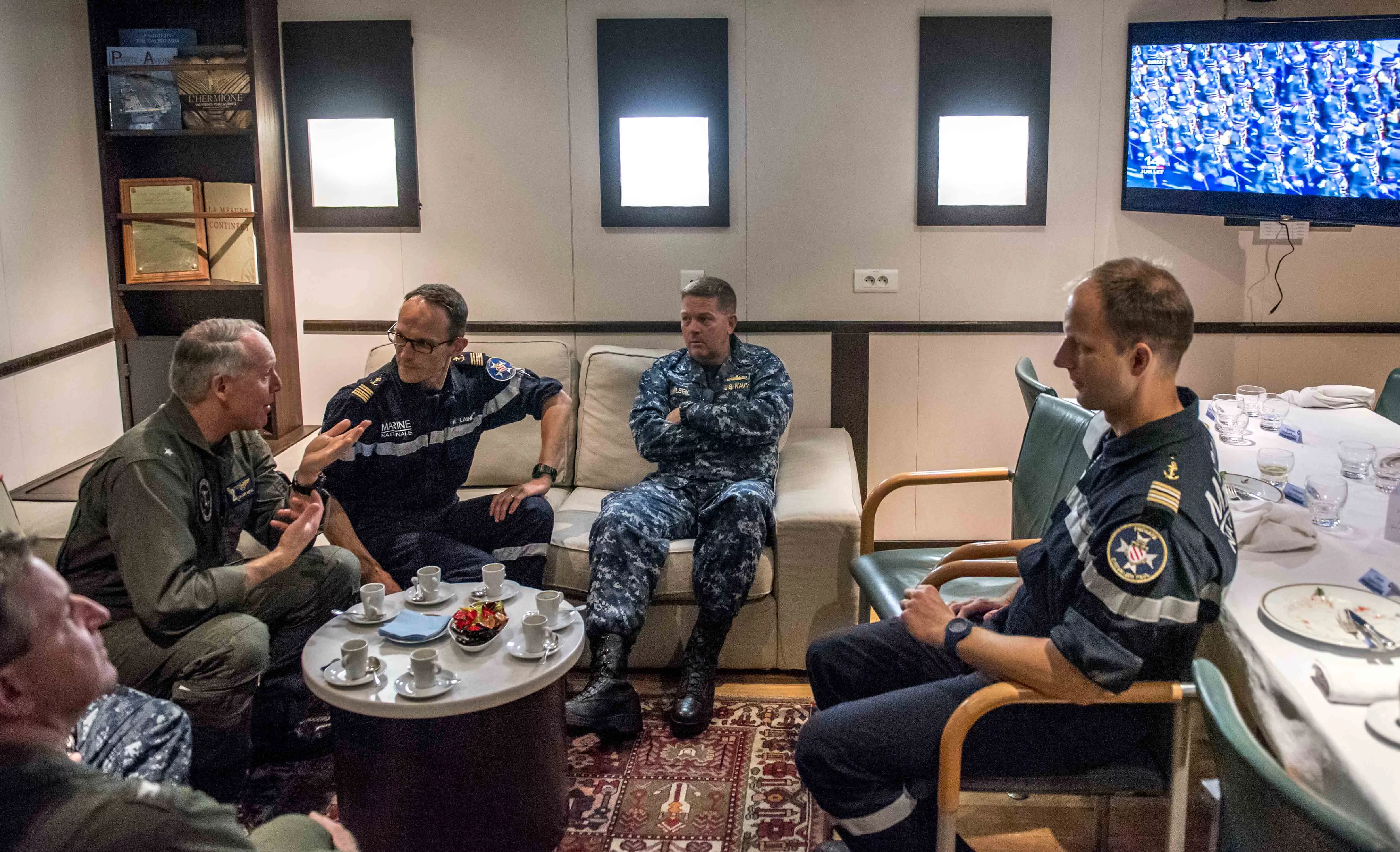 Le contre-amiral Kenneth Whitesell, à gauche, discute avec le commandant du Chevalier Paul, le capitaine de vaisseau Hugues Laine