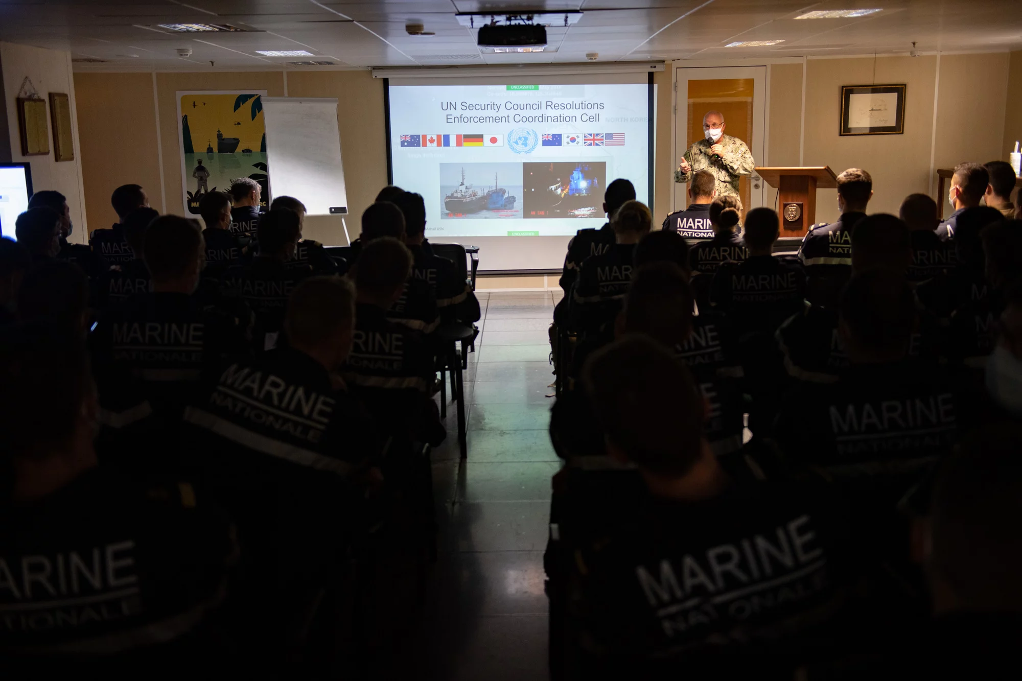 Le captain Mehail présente aux officiers-élèves le rôle de l’Enforcement Coordination Cell (ECC)