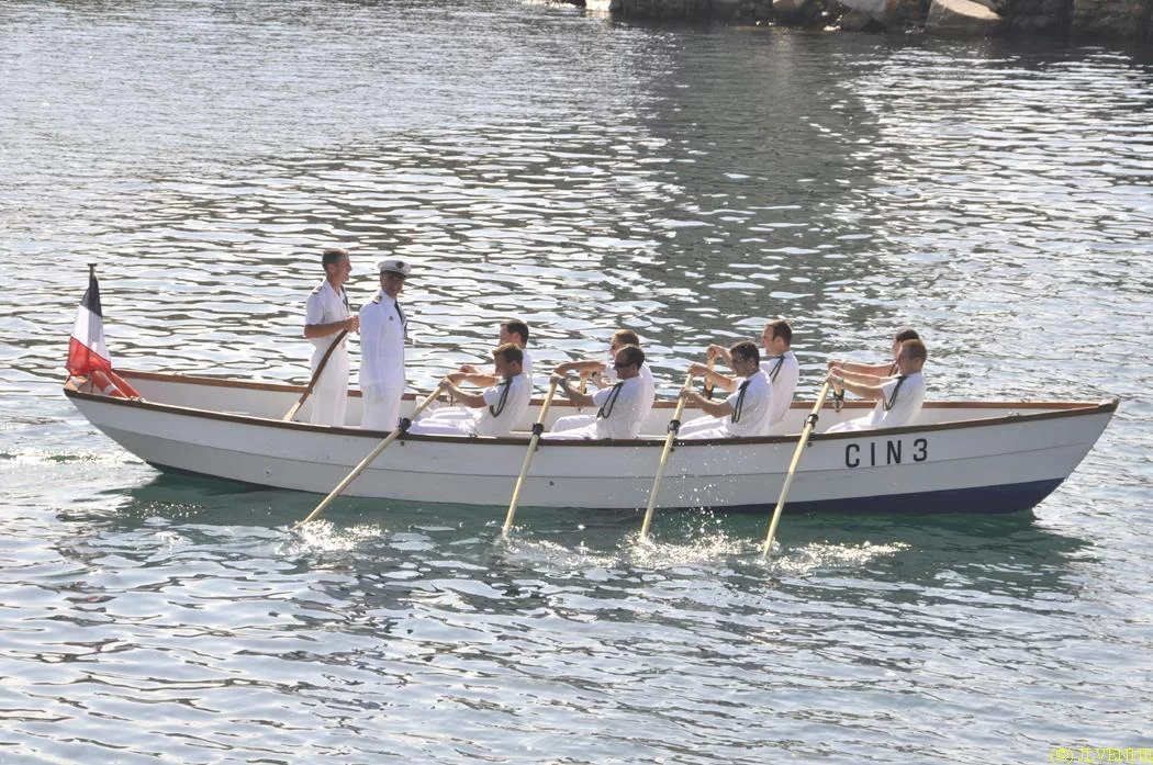 Tradition : le CF Eugène débarque en chaloupe armée par les officiers de l'Aconit