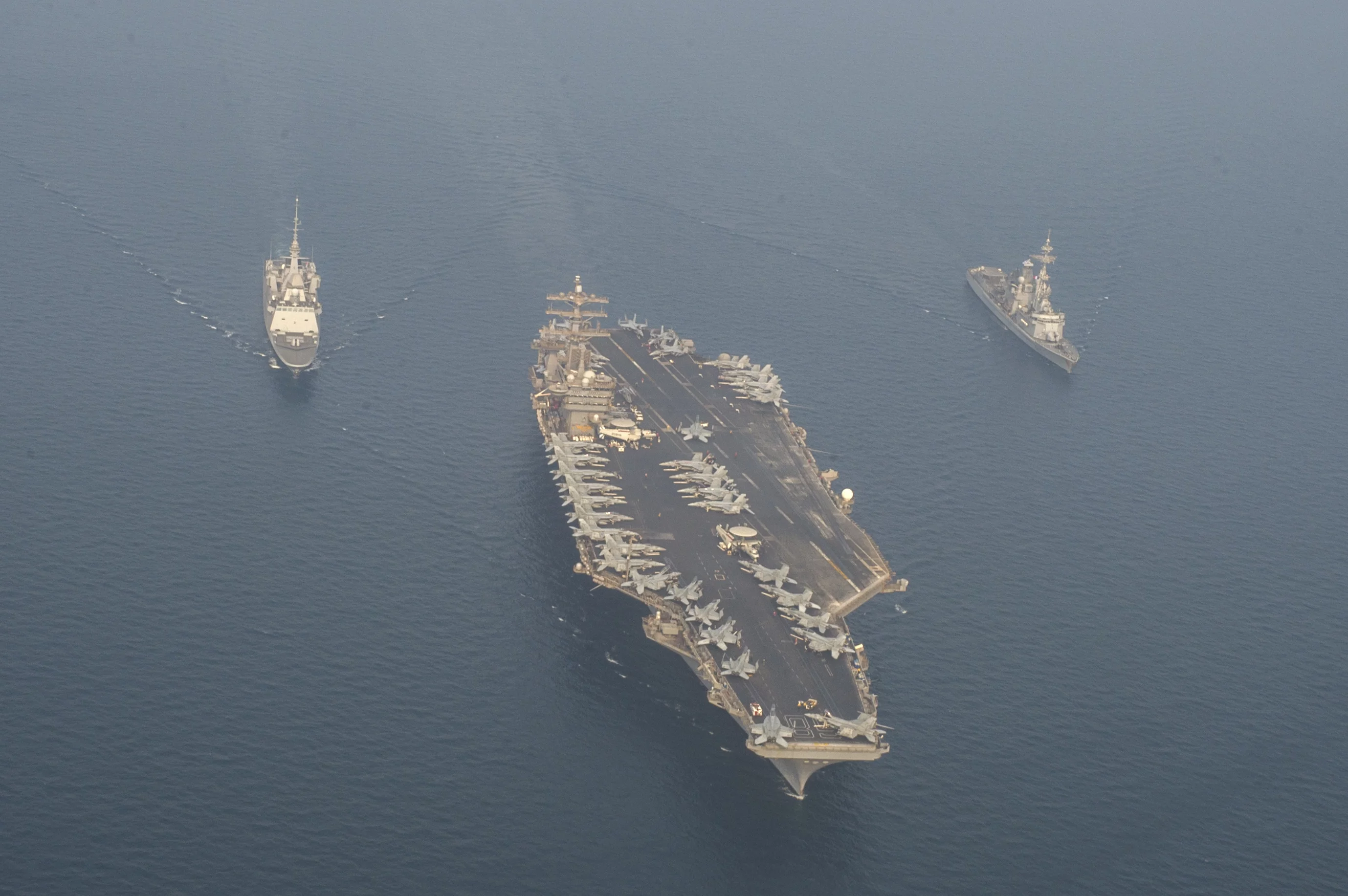 Le porte-avions américain USS Nimitz, la frégate de défense aérienne Jean Bart et la frégate Auvergne dans le golfe Arabo-Persique