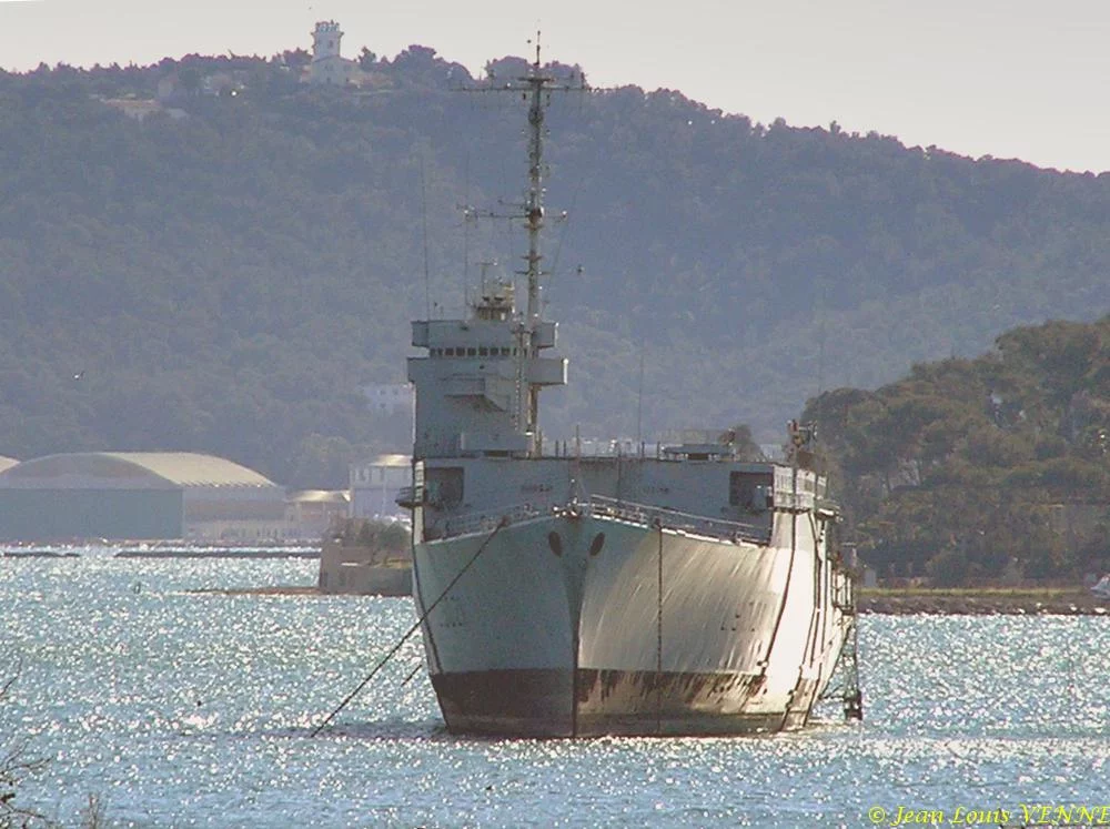 Le TCD Ouragan au mouillage à Brégaillon