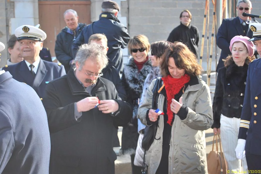 Le maire conserve un morceau du ruban