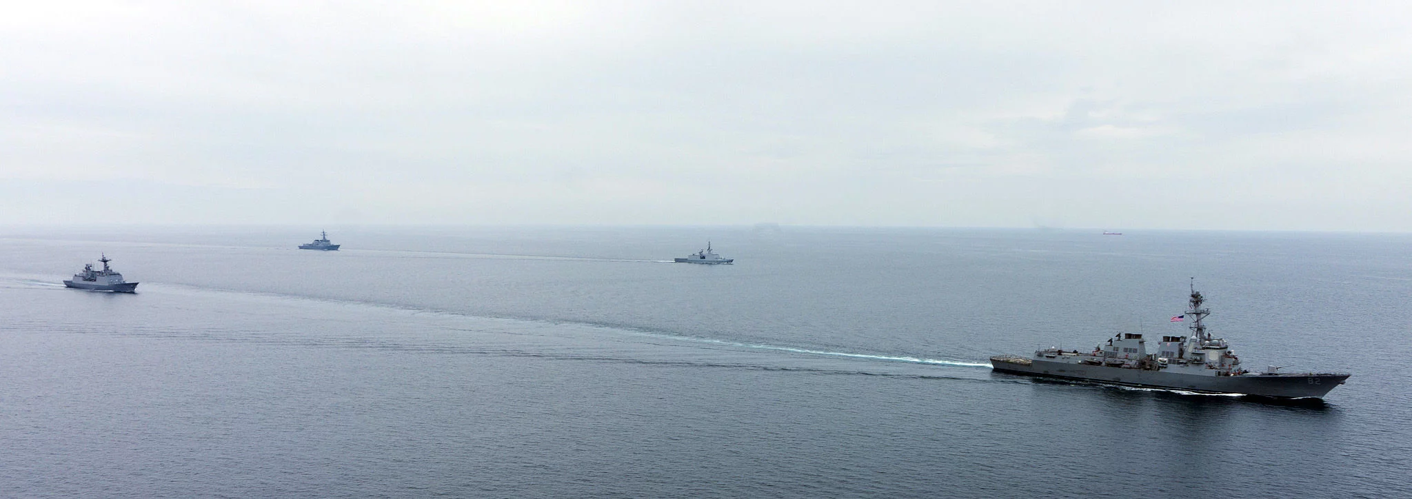 Un destroyer américain, l’USS Lassen, et 2 destroyers sud-coréens, le Seoae Ryu Seong-ryong et le Gang Gam-chan, aux côtés de la frégate Aconit