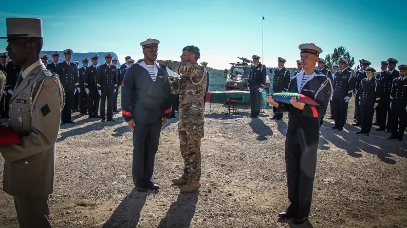 Remise de fourragère aux nouveaux embarqués de la Flottille amphibie et nouveaux légionnaires du 1er régiment étranger de cavalerie