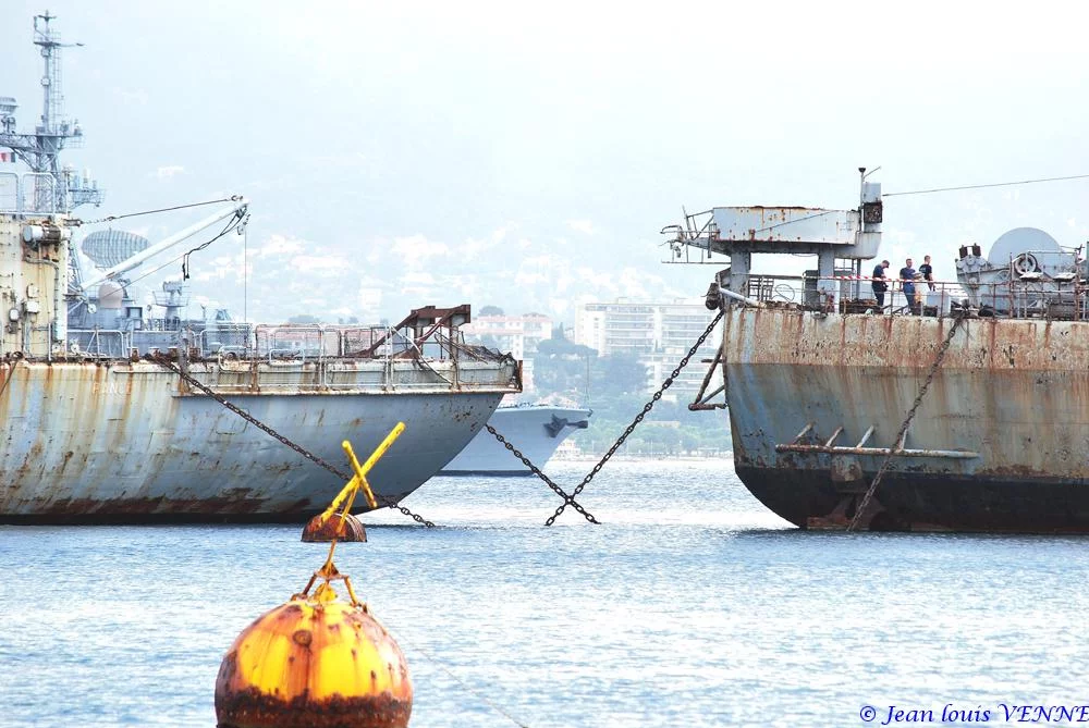 La coque de l’ex-Argens transférée à la base navale de Toulon