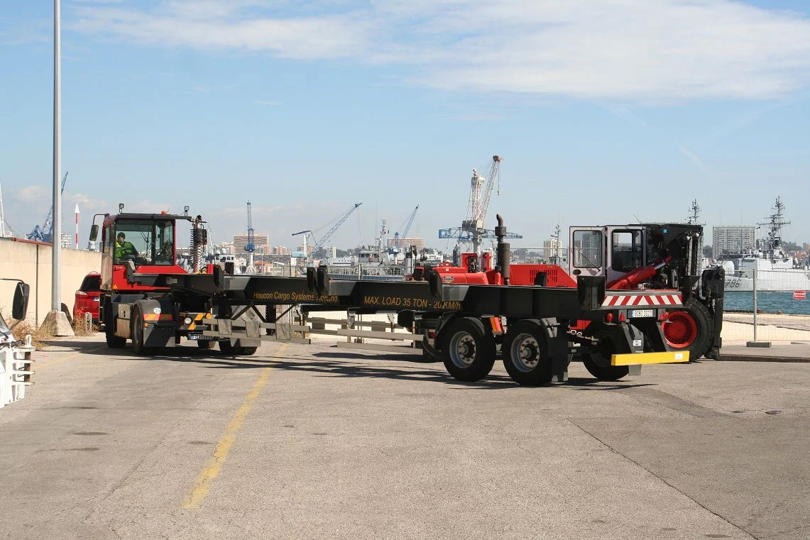 Un véhicule porte-conteneur