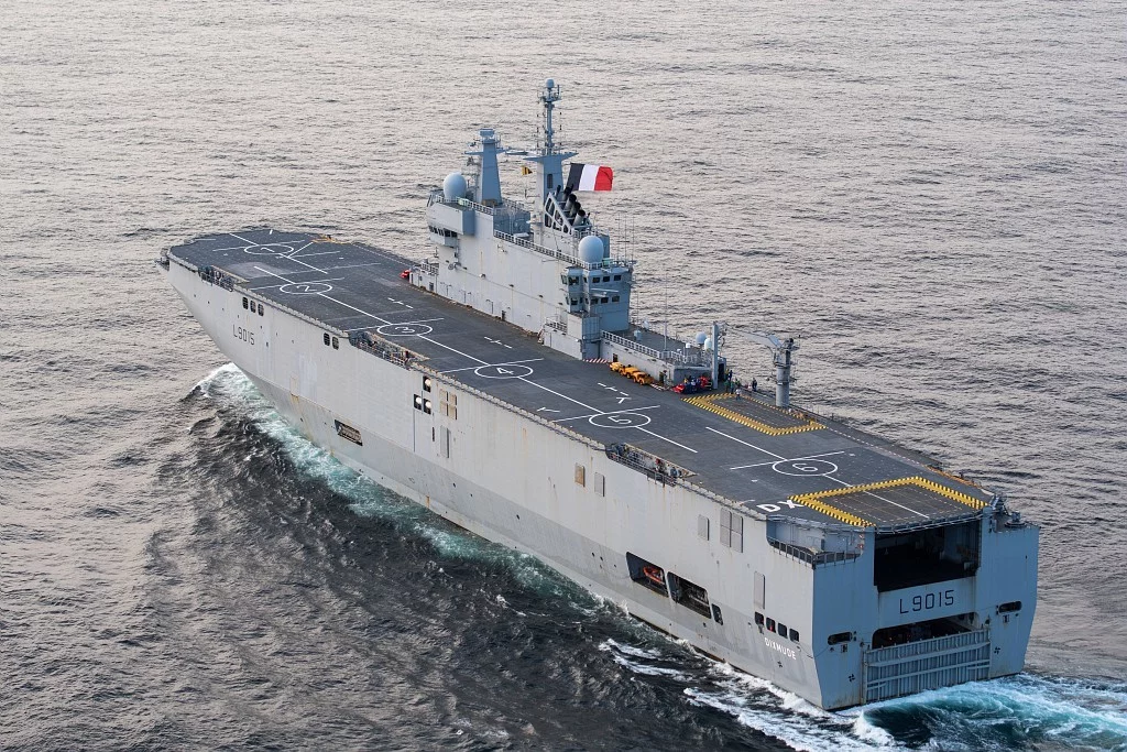 Le porte-hélicoptères Dixmude