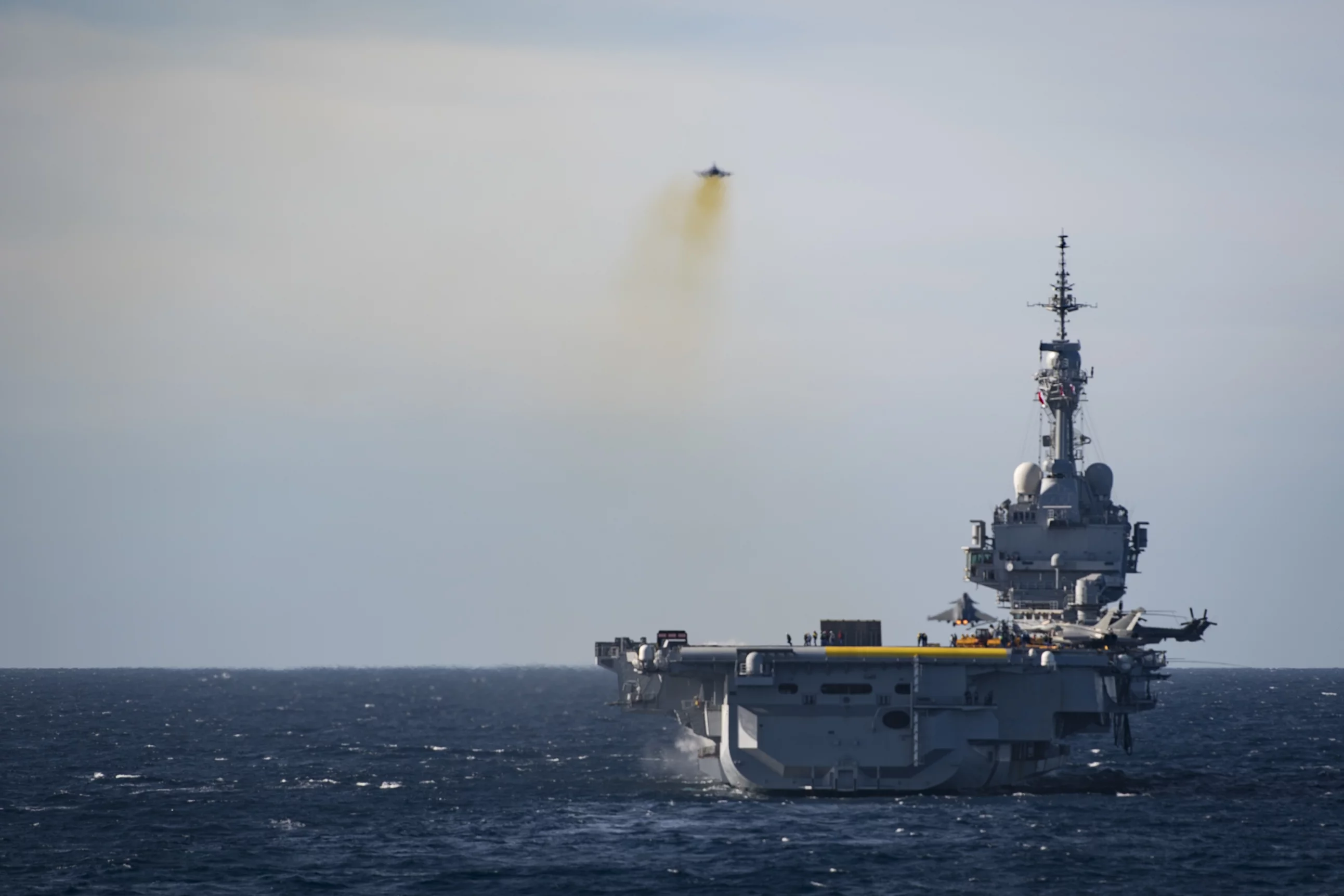 Un Rafale Marine décolle du pote-avions Charles de Gaulle