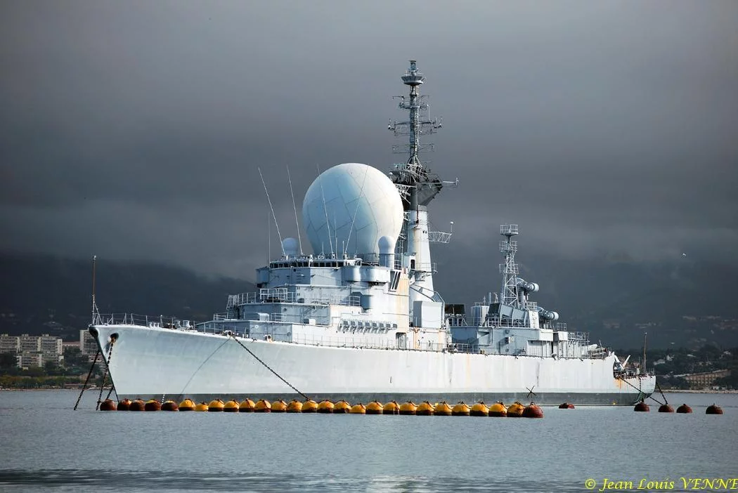 L’ex-Duquesne sur fond de nuages