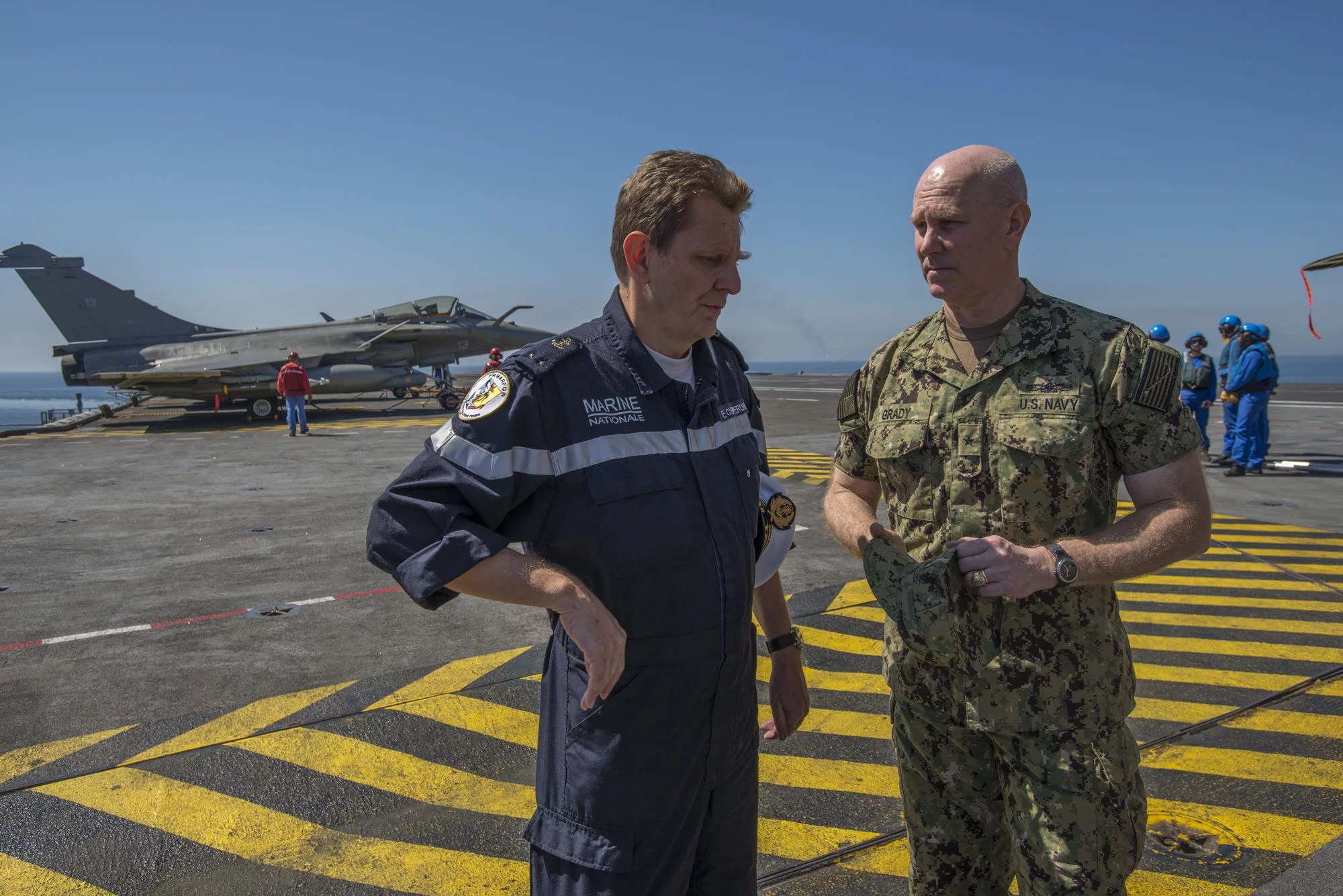Le contre-amiral Christopher Grady, commandant du Carrier Strike Group (CSG) 1, et le contre-amiral Eric Chaperon, commandant de la Force de réaction maritime, discutent sur le pont du Charles de Gaulle