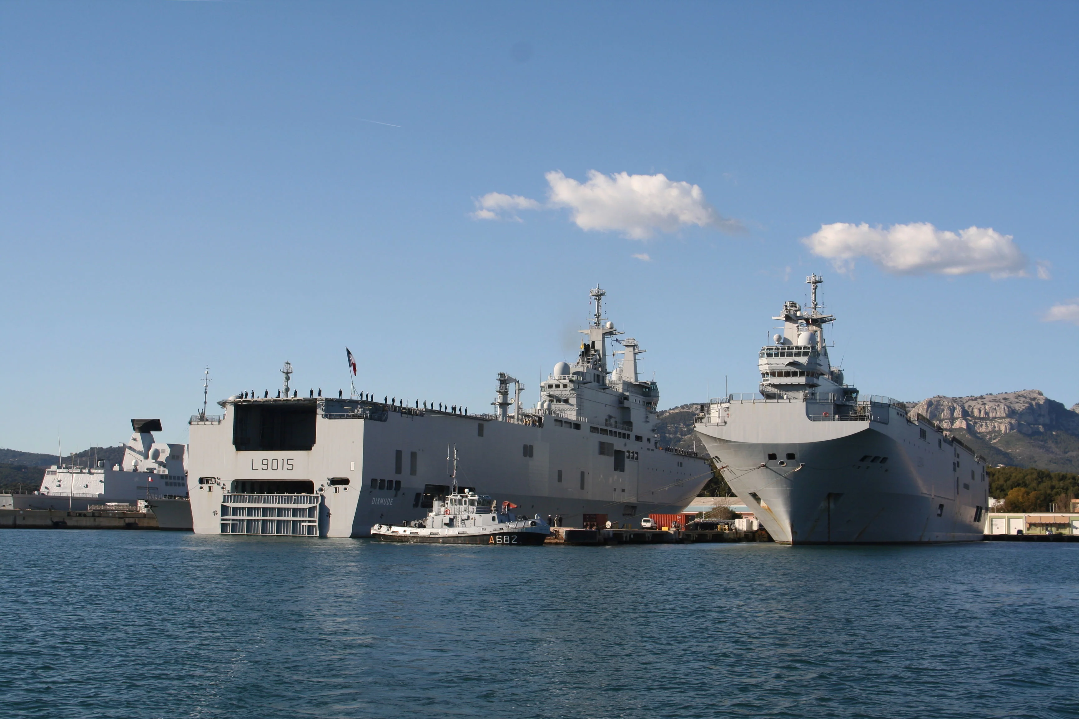 Appareillage du BPC Dixmude