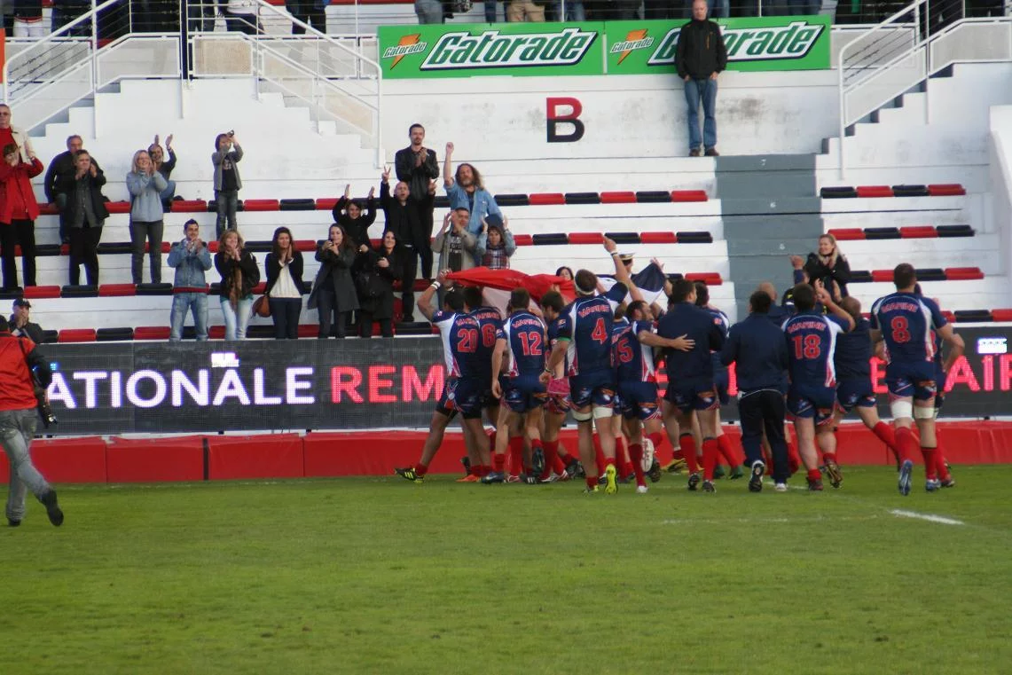 L'équipe vainqueur fait un tour d'honneur