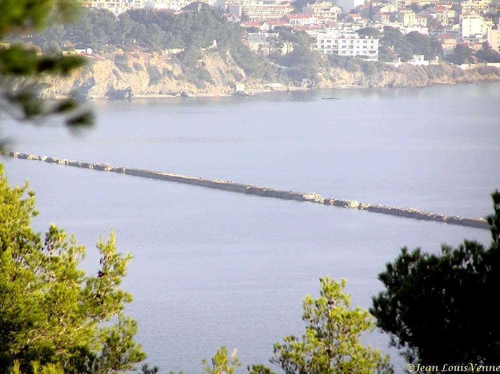 La jetée qui protège la rade de Toulon