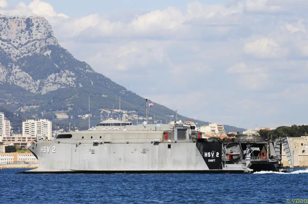 Le catamaran américain Swift arrive à Toulon