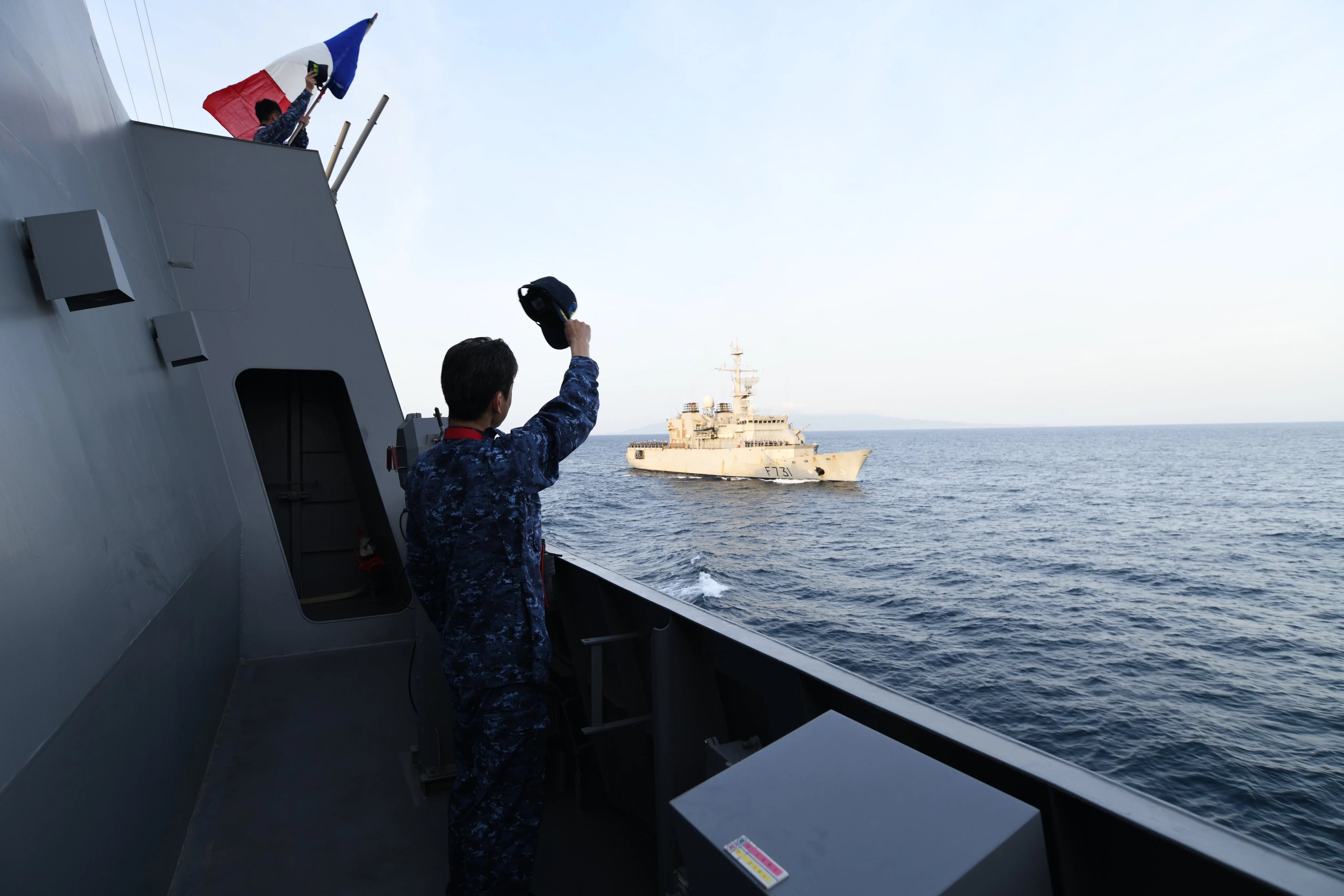 La frégate Prairial, depuis la frégate japonaise Kumano