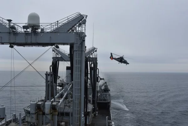Un hélicoptère Dauphin s'entraîne autour de la Somme