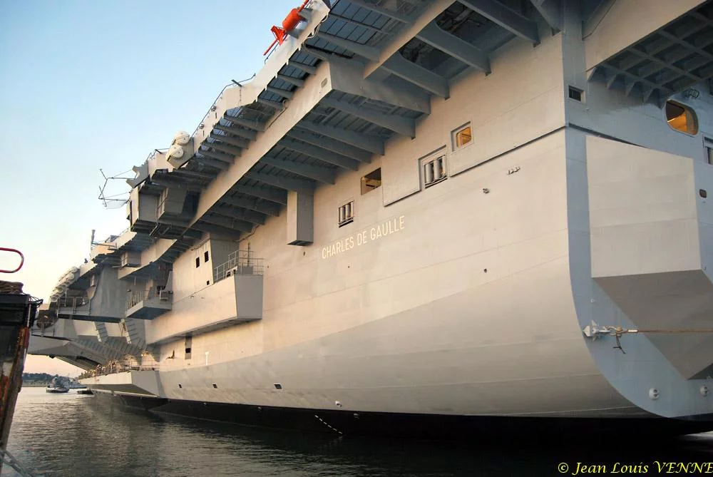 Le Charles de Gaulle sort du bassin