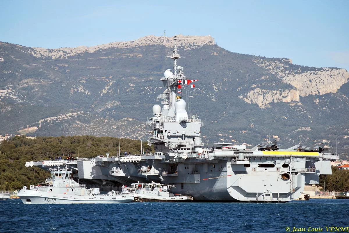 Le porte-avions Charles de Gaulle rentre de mer