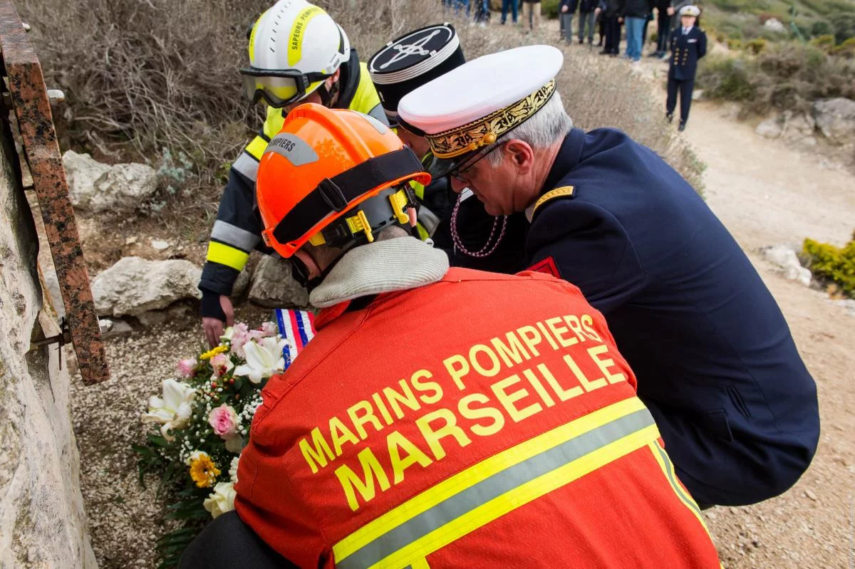 Dépôt d'une gerbe par le vice-amiral Charles-Henri Garié, commandant le bataillon de marins-pompiers de Marseille