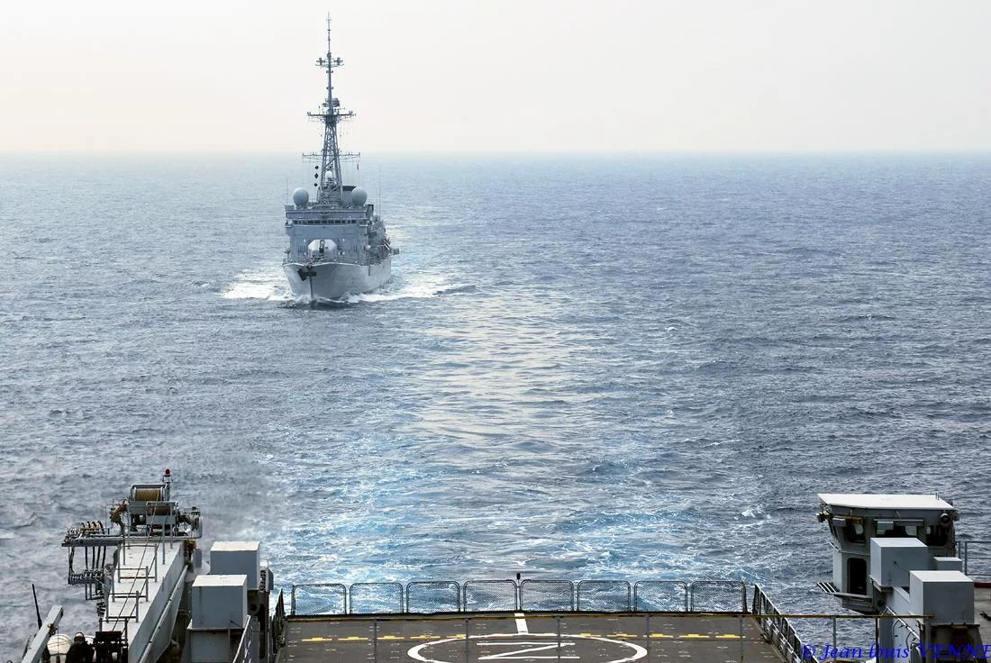 La frégate Primauguet se présente pour un ravitaillement à la mer