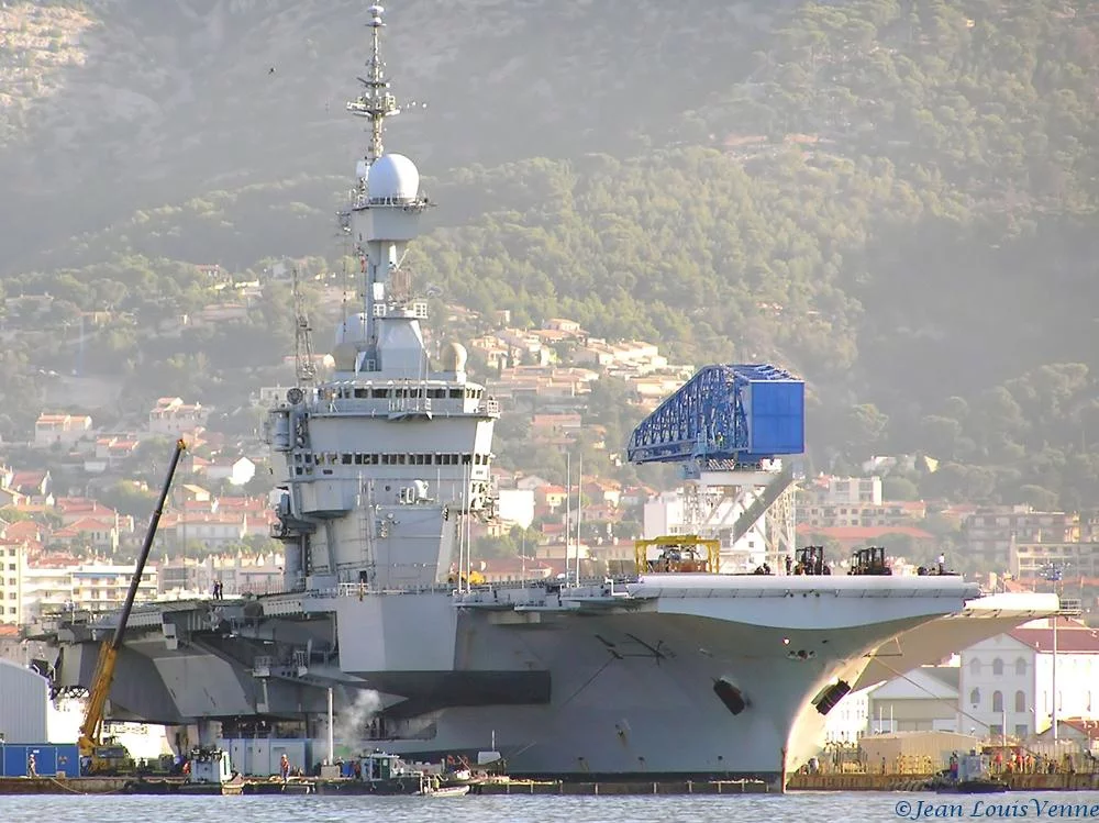 Le Charles de Gaulle entre au bassin