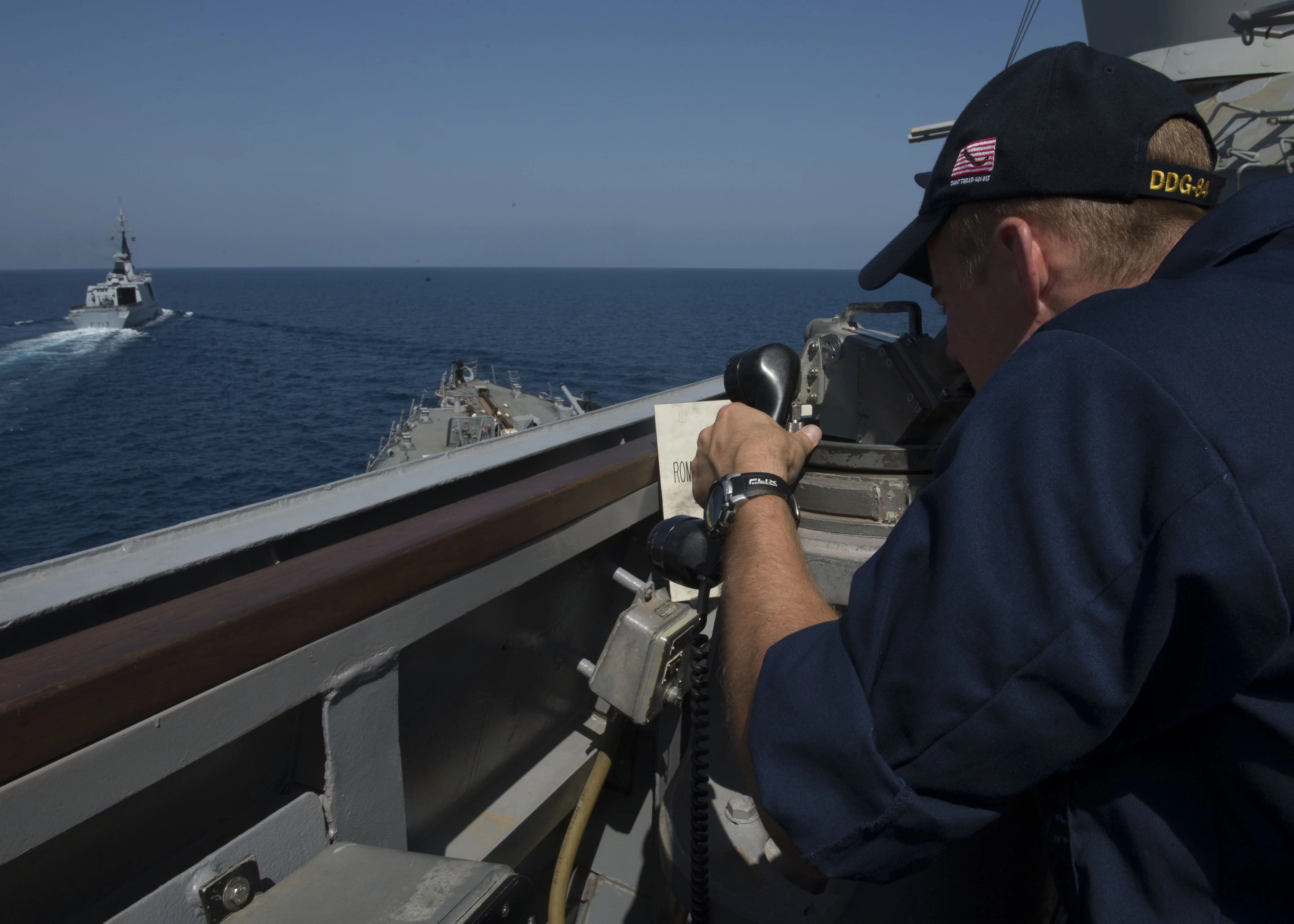 L'enseigne Devin Laviano, du destroyer USS Bulkeley, vérifie le gisement de la frégate Aconit