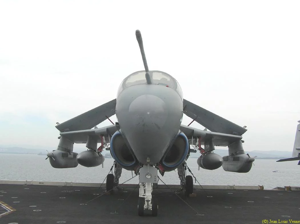 Un avion de contre-mesure électronique Grumman EA-6 Prowler