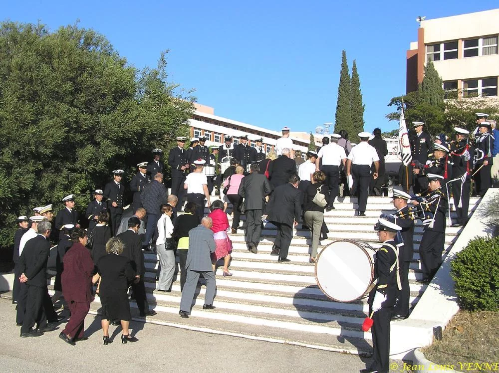 Les invités quittent l'esplanade après la cérémonie