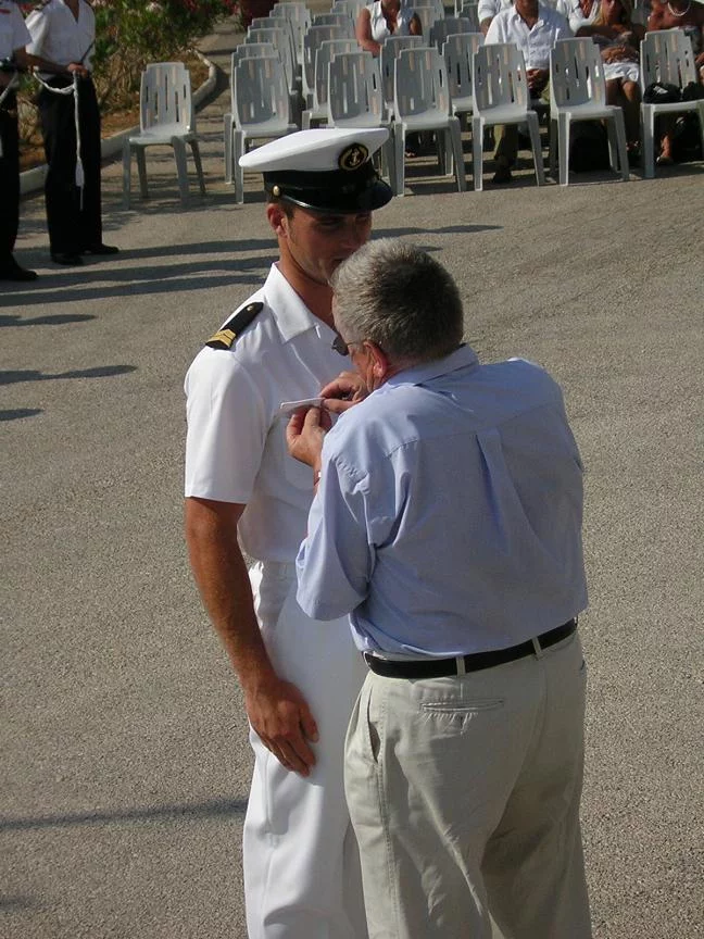 Un élève du BAT reçoit son insigne de plongeur-démineur