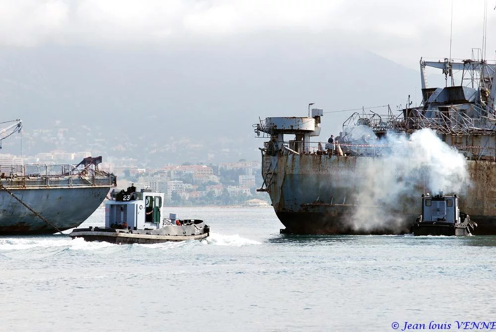 La coque de l’ex-Argens transférée à la base navale de Toulon
