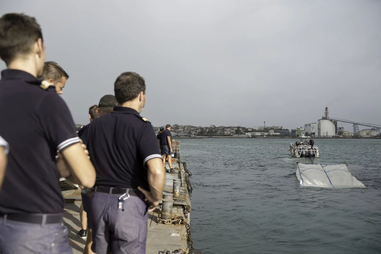 Une vedette tracte un filet récupérateur de pollution