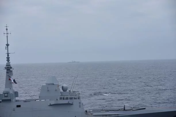 La frégate Bretagne accompagne un groupe russe