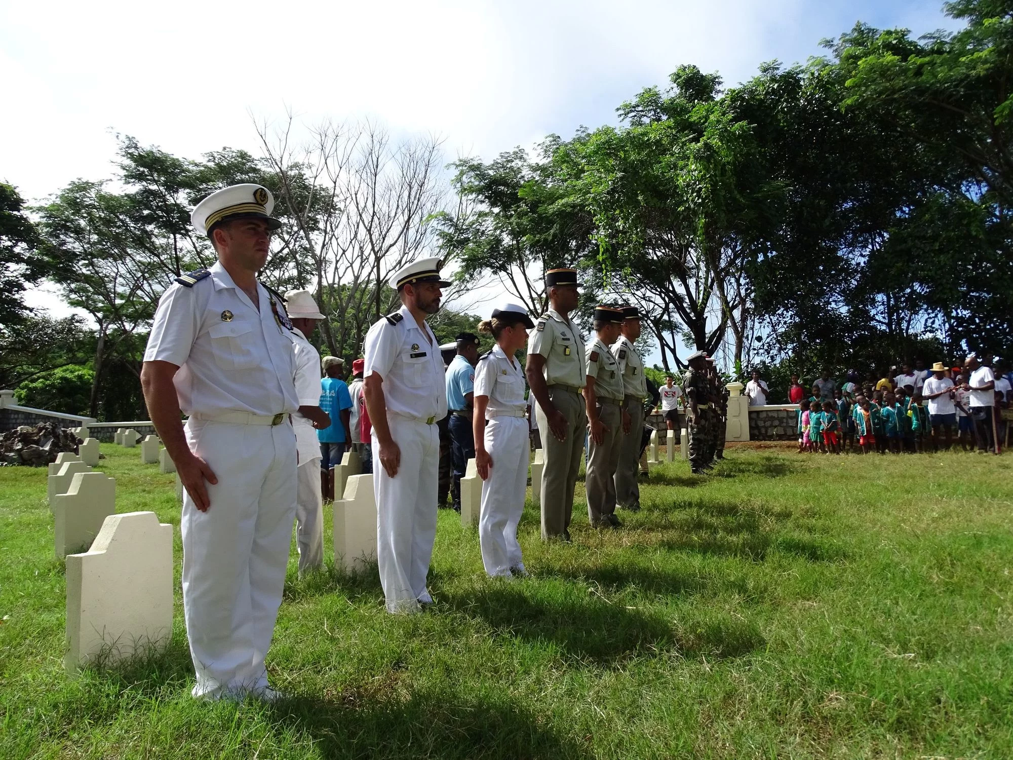 Cérémonie d'hommage aux soldats et marins français reposant au cimetière militaire de Nosy Komba