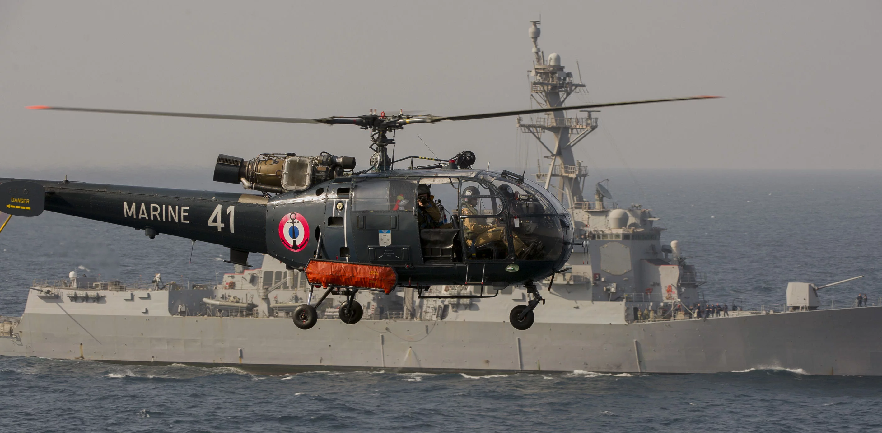Un hélicoptère Alouette III de l'escadrille 35F devant le destroyer USS Bulkeley