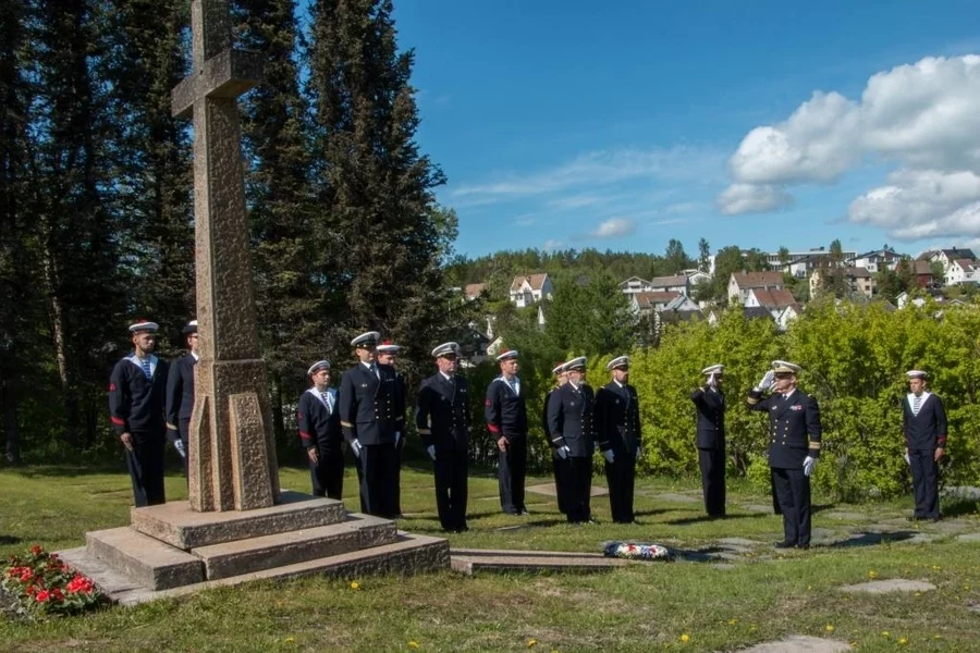 Cérémonie du souvenir pour les marins de la FREMM Aquitaine à Narvik