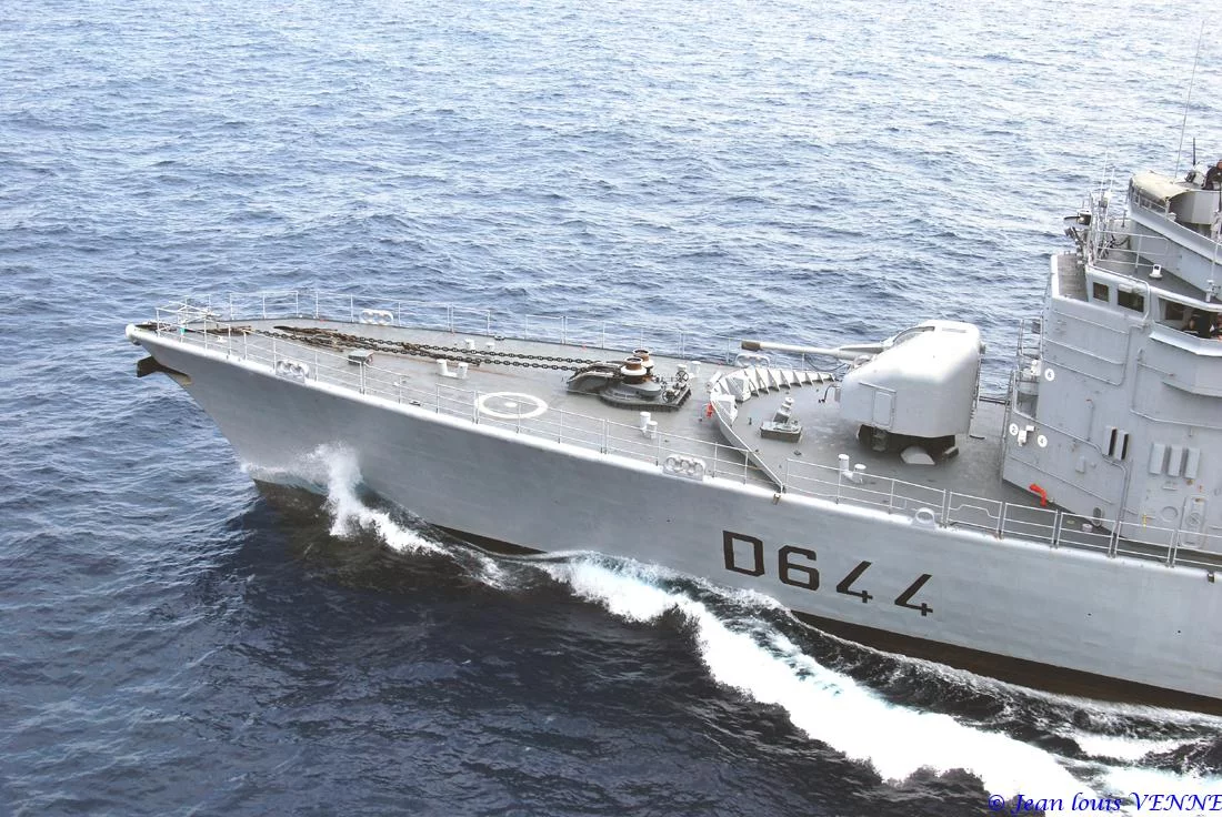 La frégate Primauguet se présente pour un ravitaillement à la mer