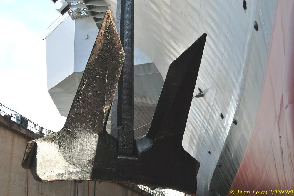 Le Charles de Gaulle ré-embarque ses lignes de mouillage