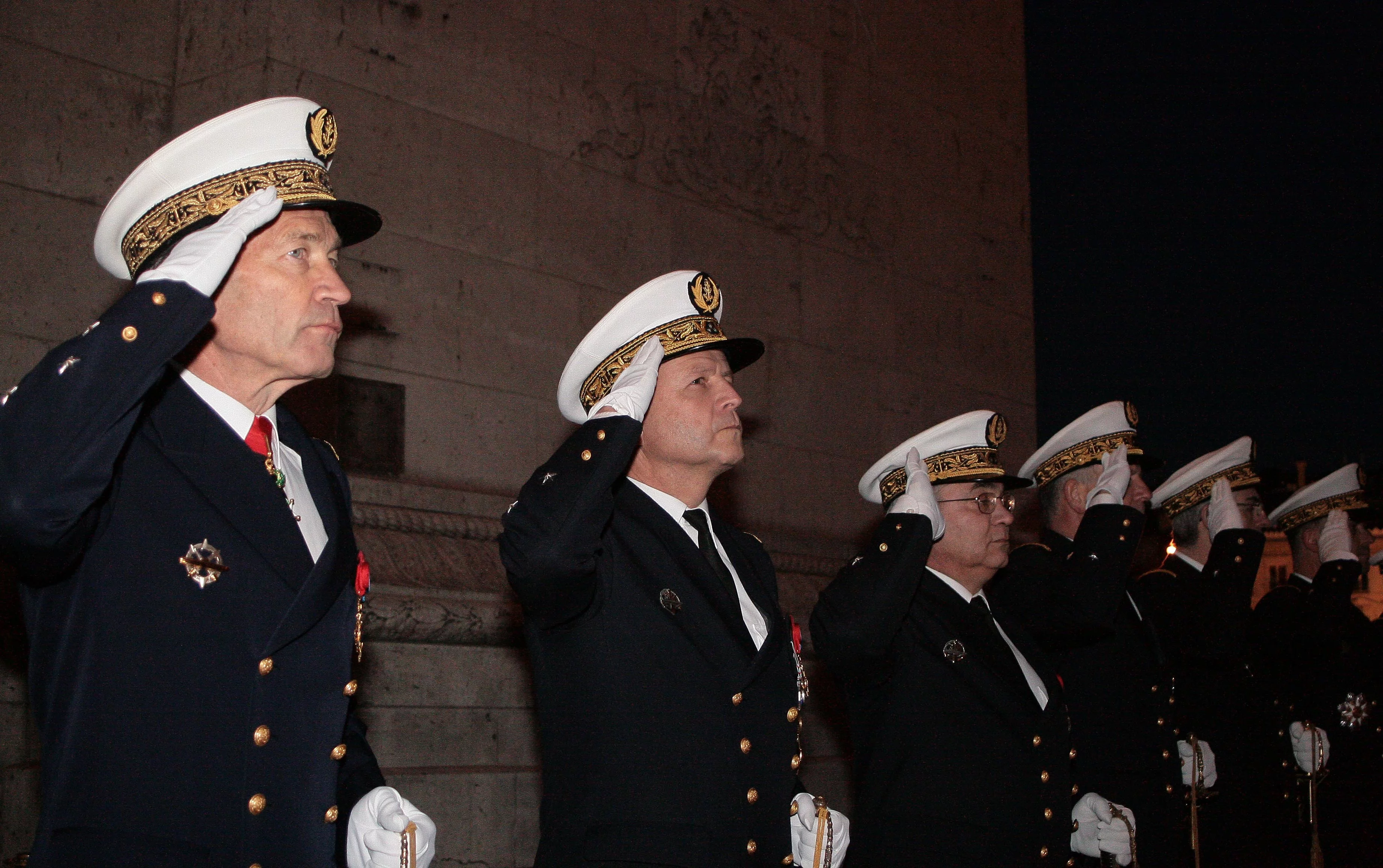 L'amiral Forissier rend hommage au soldat inconnu