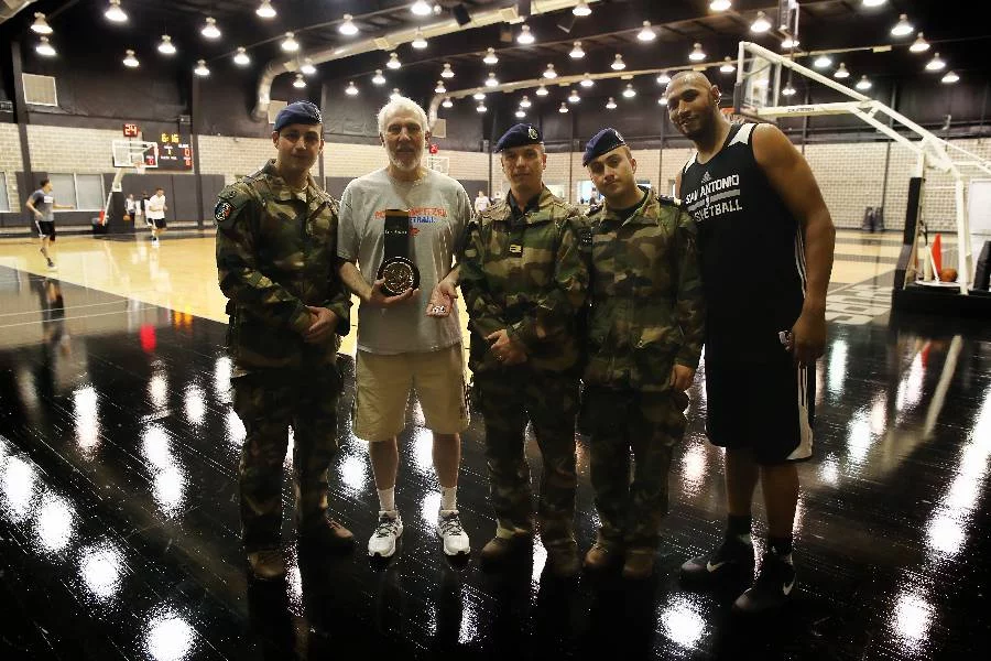 Les fusiliers-marins invités et le coach des Spurs