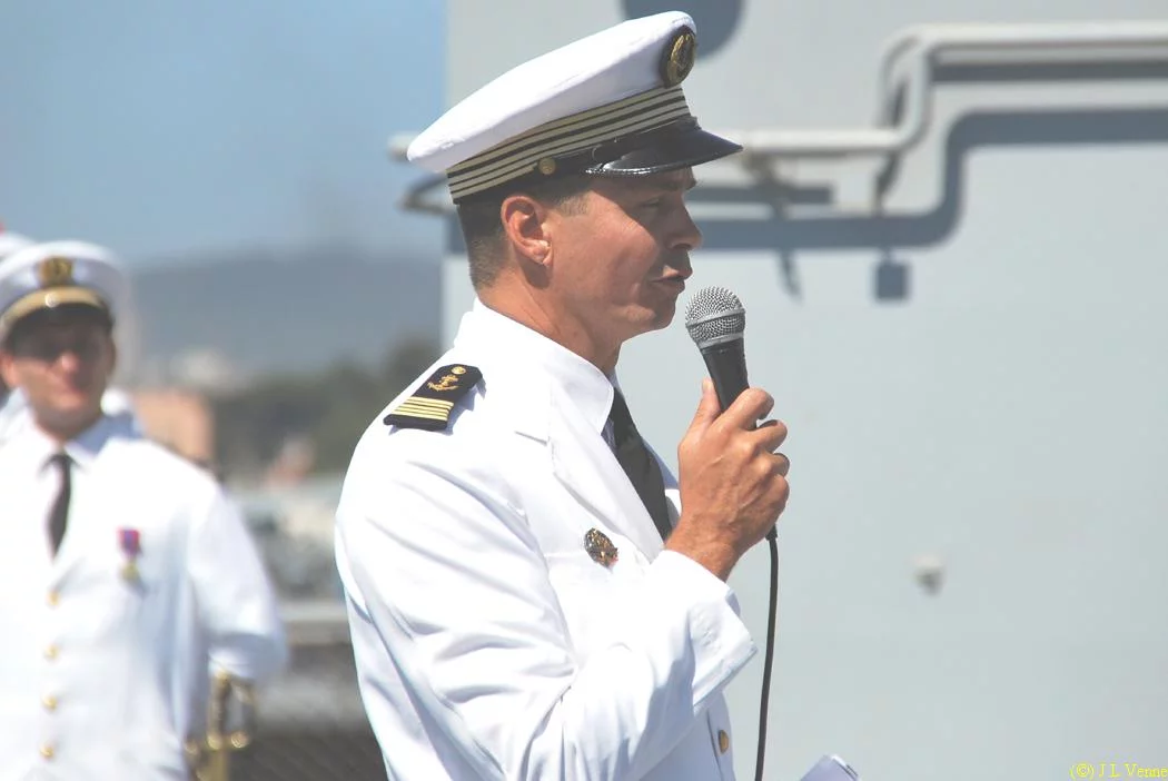 Le nouveau commandant s'adresse à l'équipage