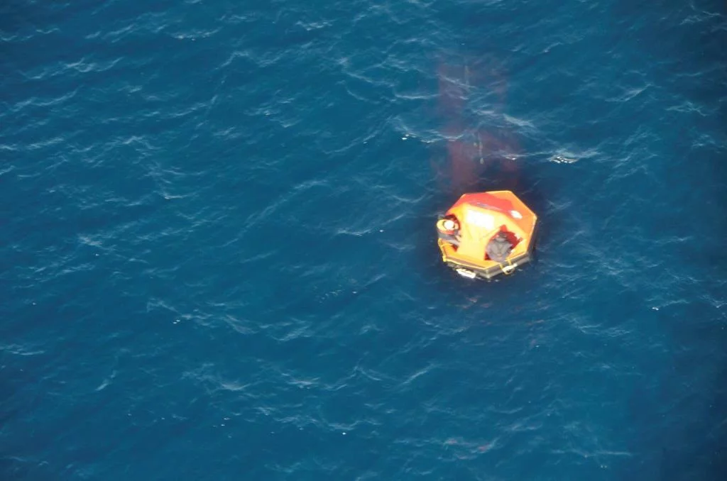 Le canot de sauvetage repéré par le Falcon 50