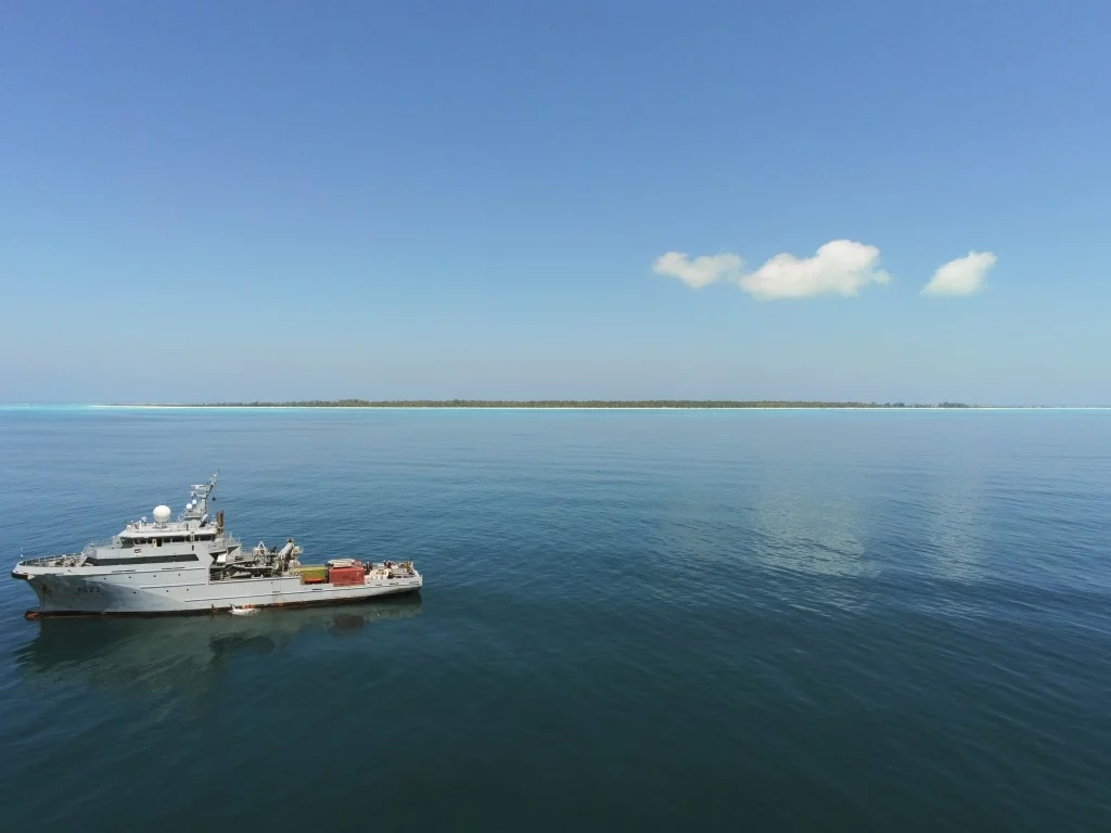 Le BSAOM Champlain au large de Juan de Nova