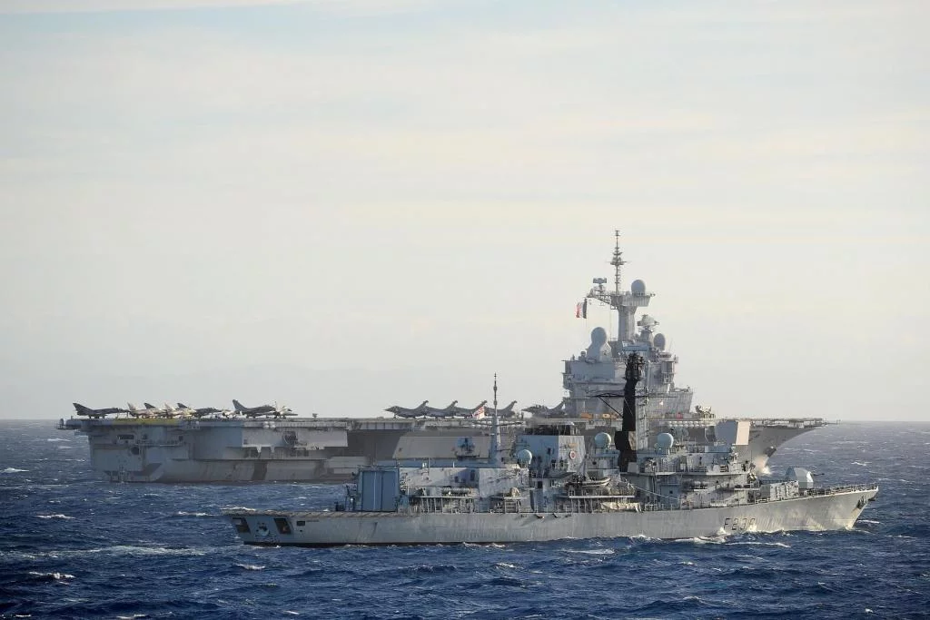 Le porte-avions Charles de Gaulle et la frégate HMS Montrose