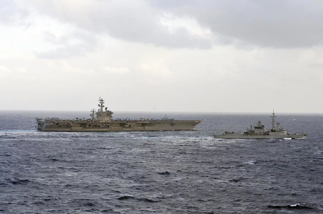 La frégate Jean Bart accompagne le porte-avions Eisenhower