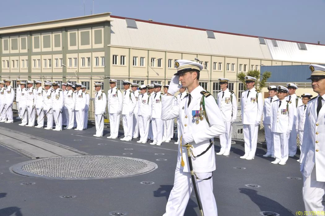 Le nouveau commandant passe l'équipage en revue