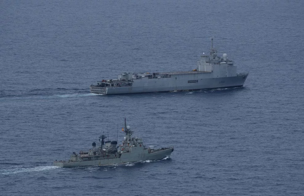Le « Siroco » en patrouille avec un bâtiment espagnol dans le golfe de Guinée