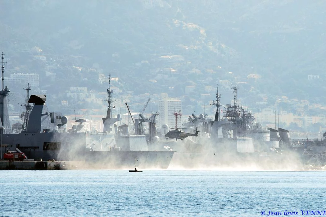 Appontage d’un NH90 sur le Chevalier-Paul