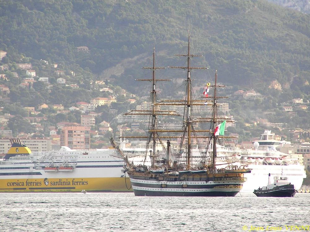 Le voilier école italien Amérigo Vespucci arrive à Toulon