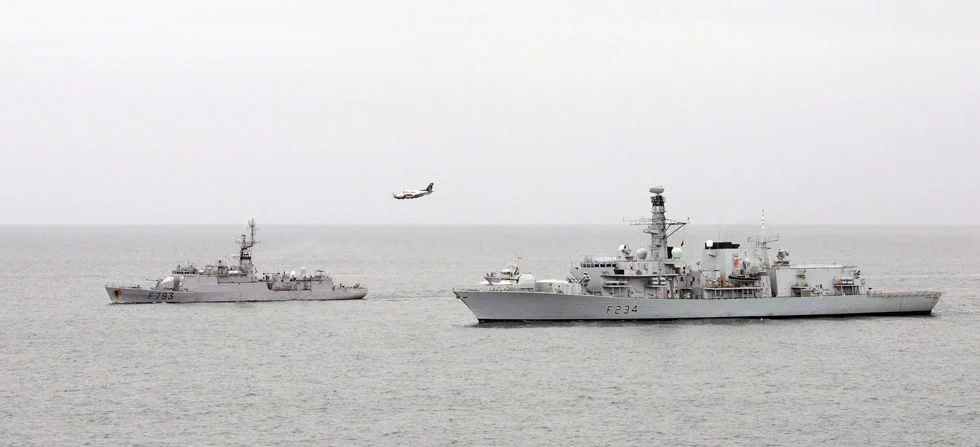 L'aviso Cdt Blaison et la frégate britannique HMS Iron Duke