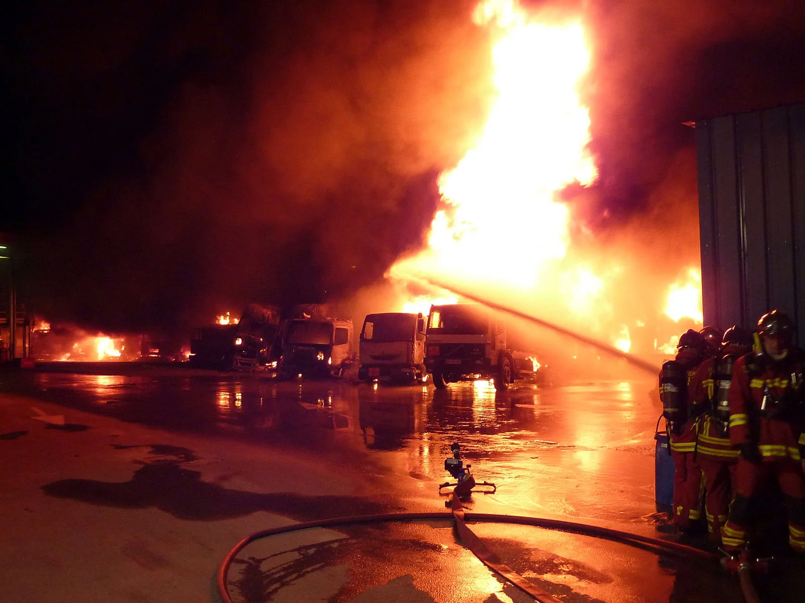 Les marins-pompiers de Marseille interviennent sur un feu d’entrepôt d’hydrocarbure